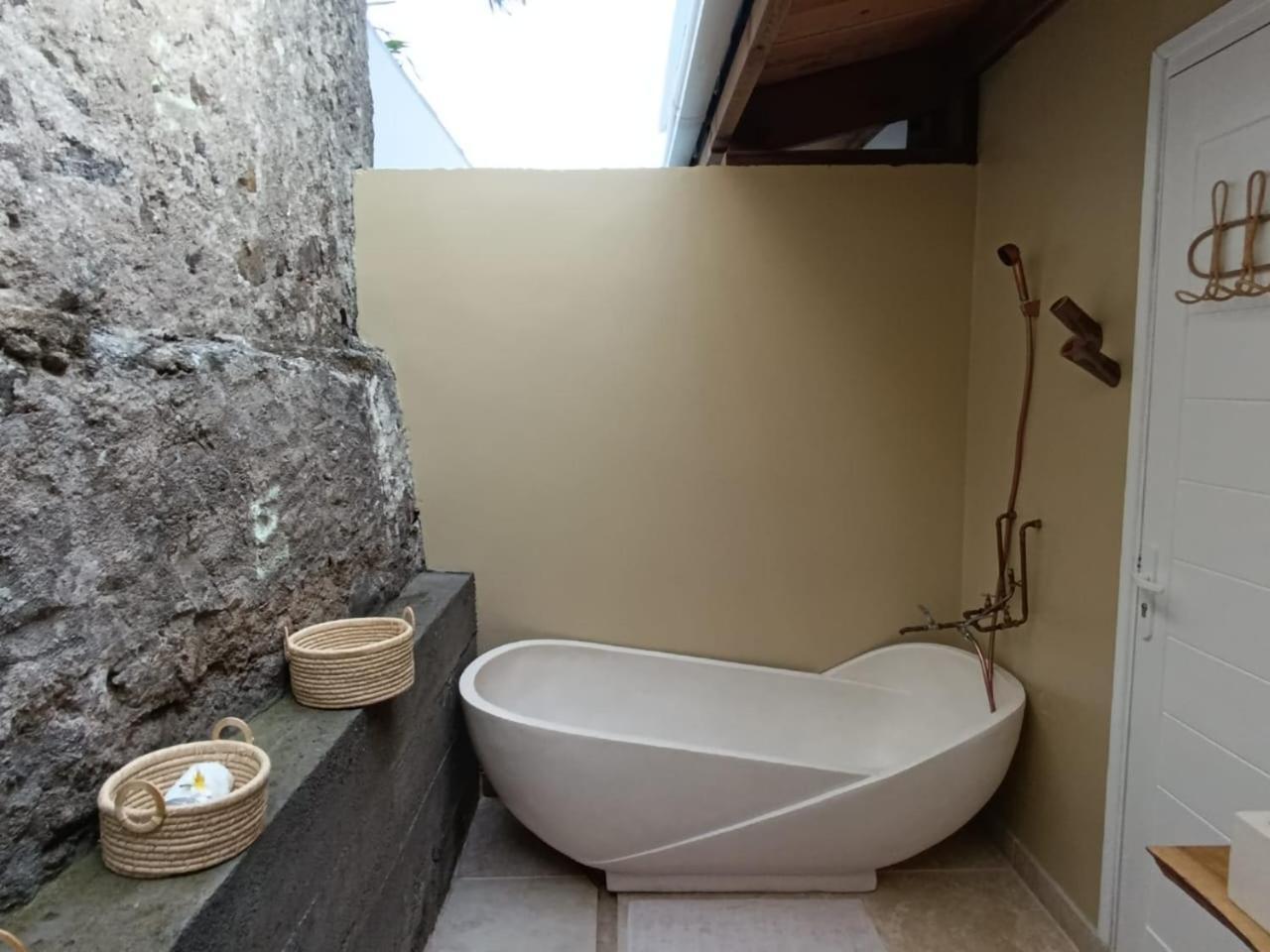 La Kaz Banian Hotel Saint Pierre Bagian luar foto
